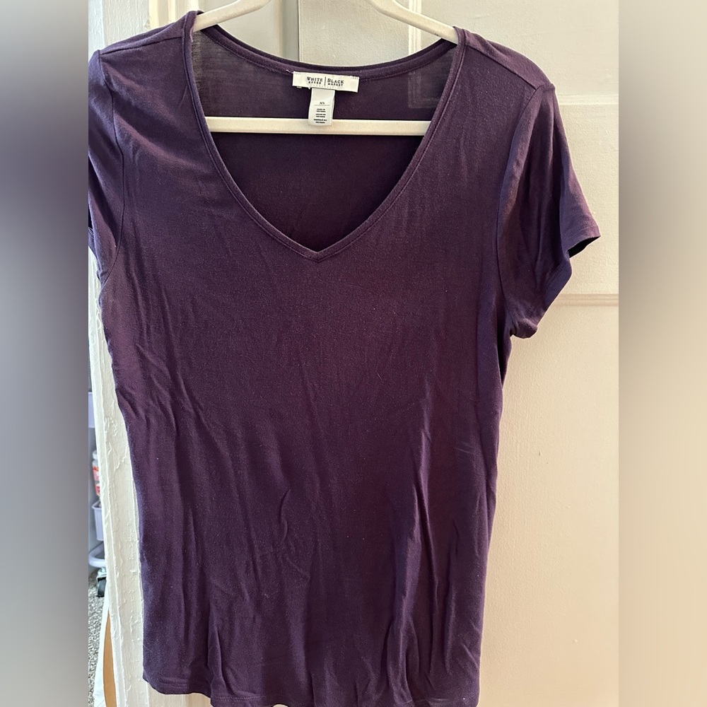 White House/Black Market purple v-neck T. Size XS